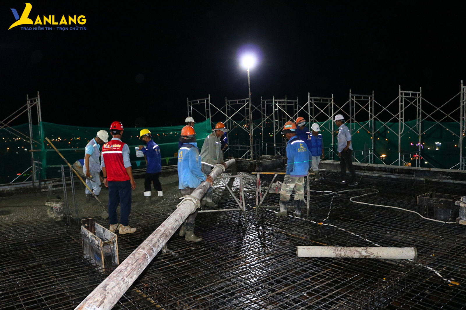 Nighttime is always considered the "golden window" for concrete pouring operations.