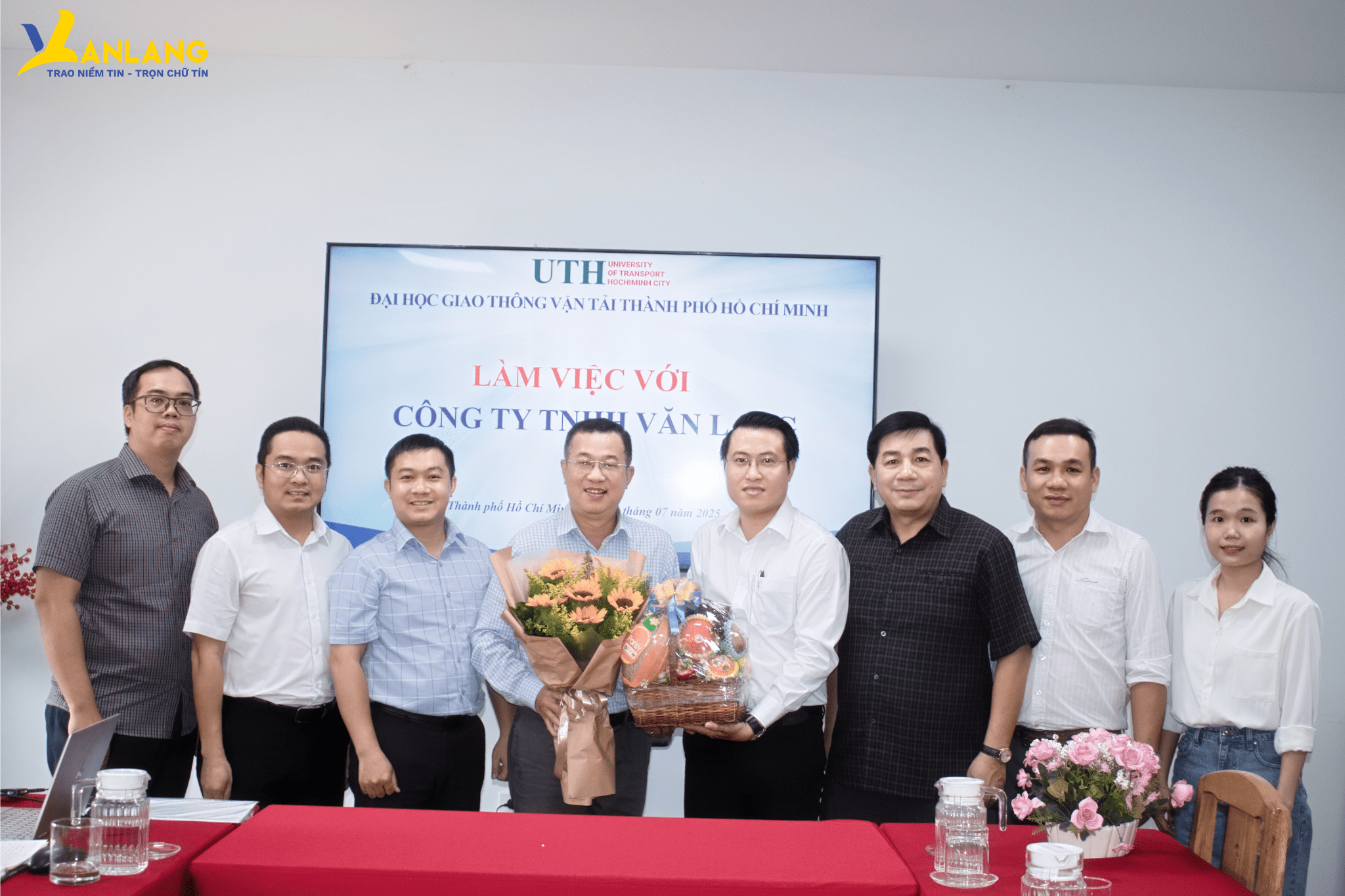 The Van Lang delegation takes a commemorative photo with the Board of Rectors of the University of Transport and Communications in Ho Chi Minh City.