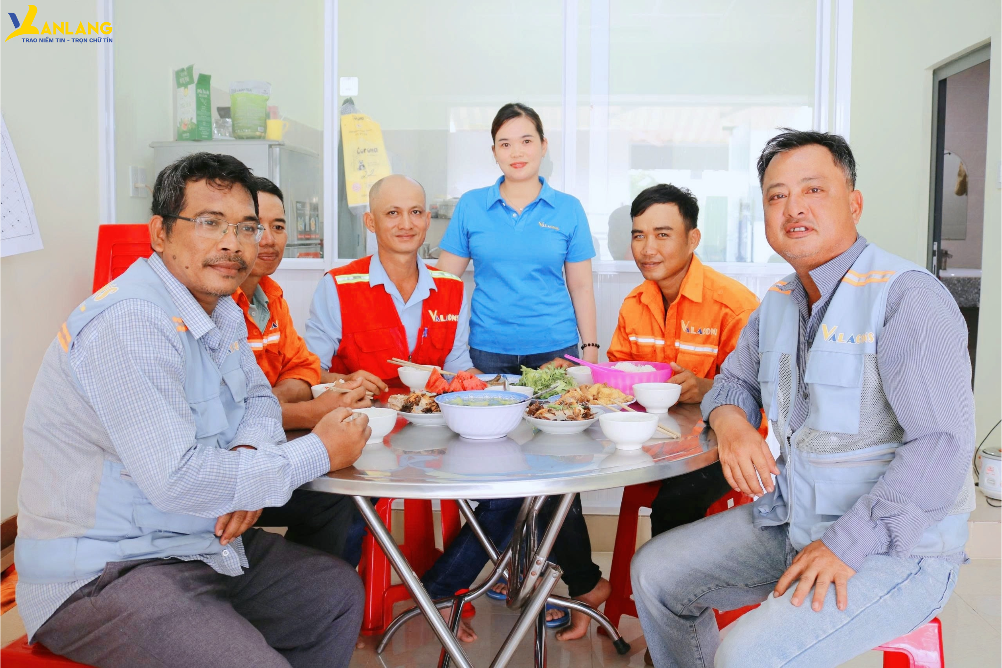 At every Van Lang construction site, there is always someone like Ms. Manh – the one who keeps the kitchen warm and the team's spirit strong every day.