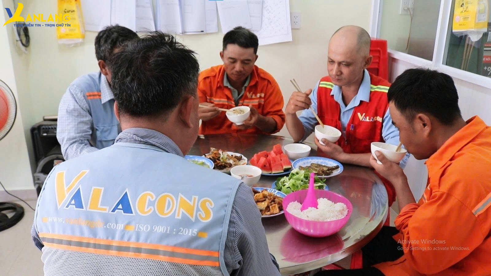 The atmosphere at the Hacom Mall site may be hot, but Ms. Manh’s meals are always warm.