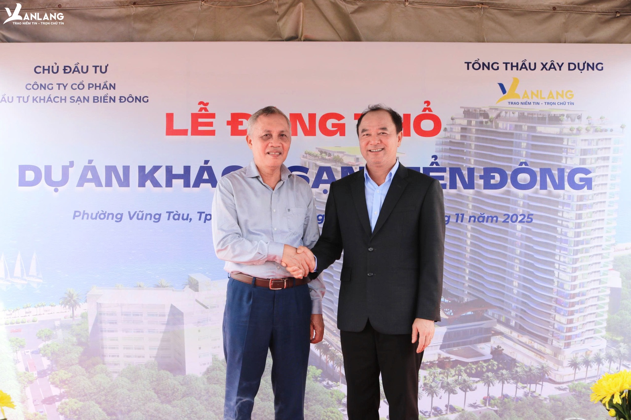 Ông Nguyễn Vũ Hưng (bên trái) cùng ông Đoàn Quang Cương (bên phải) chụp hình lưu niệm.