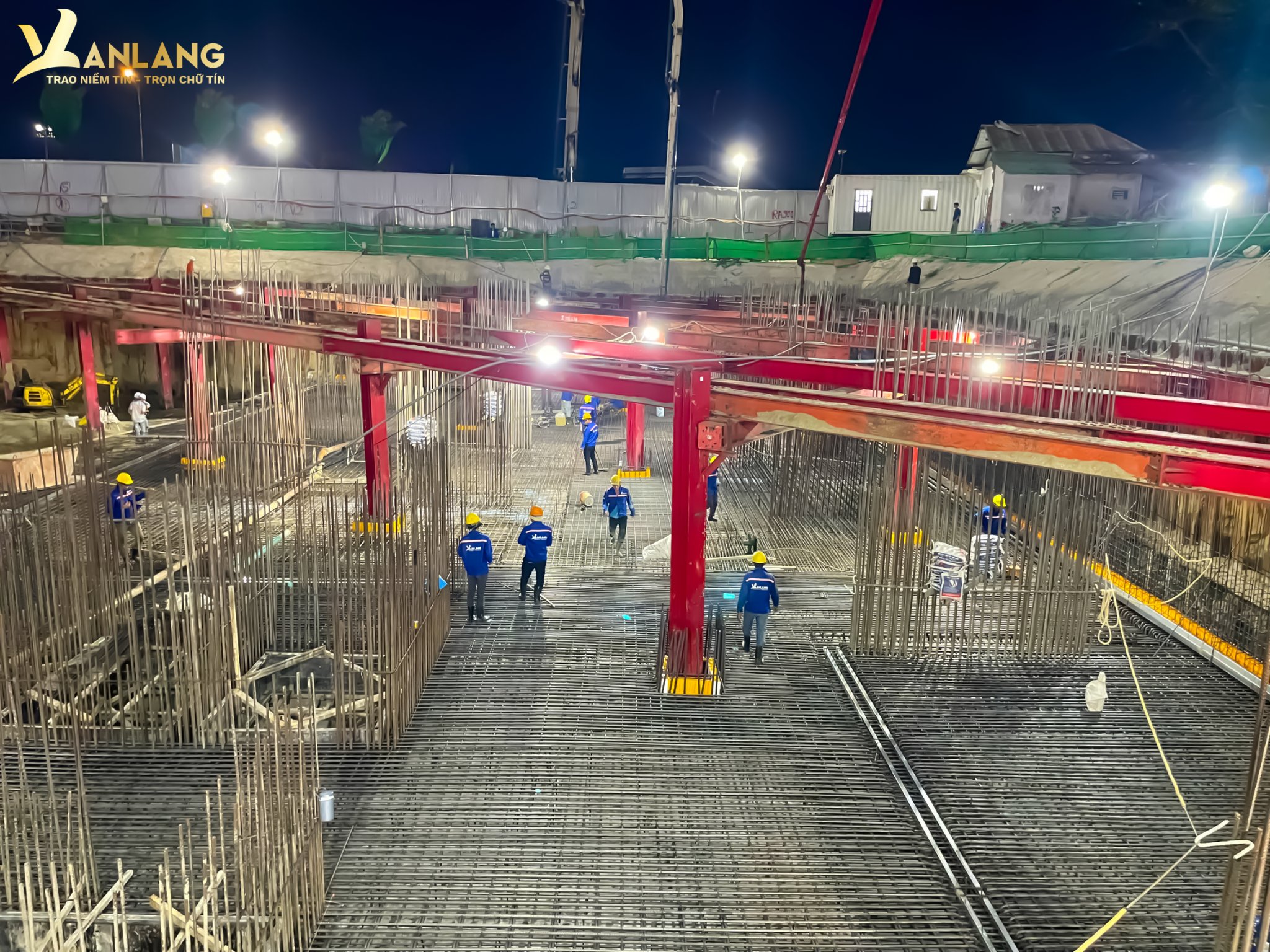Hơn 200 kỹ sư, cán bộ kỹ thuật và công nhân đã được huy động để hoàn thành hạng mục này. 