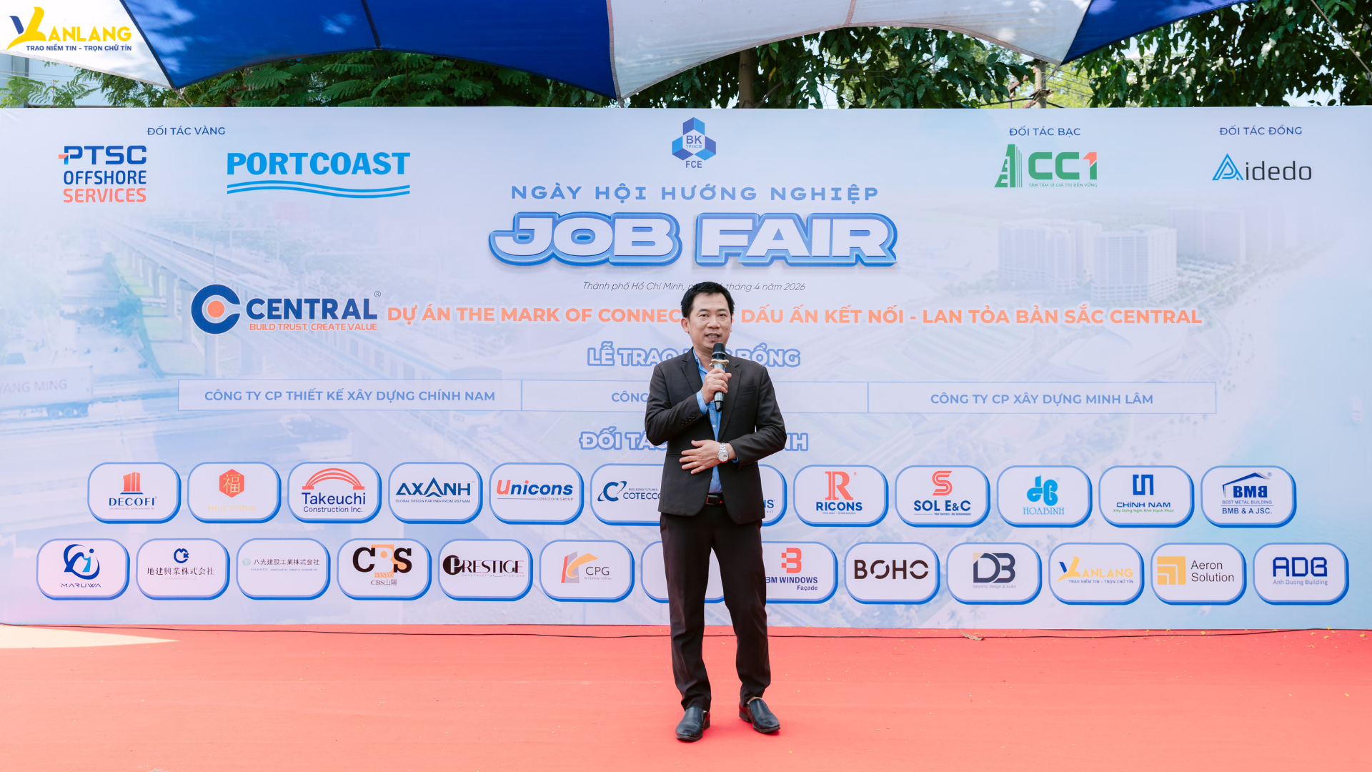 Tấm bằng đại học chưa bao giờ là đích đến, nó chỉ là tấm vé đầu tiên để bước vào một hành trình dài hơn rất nhiều.