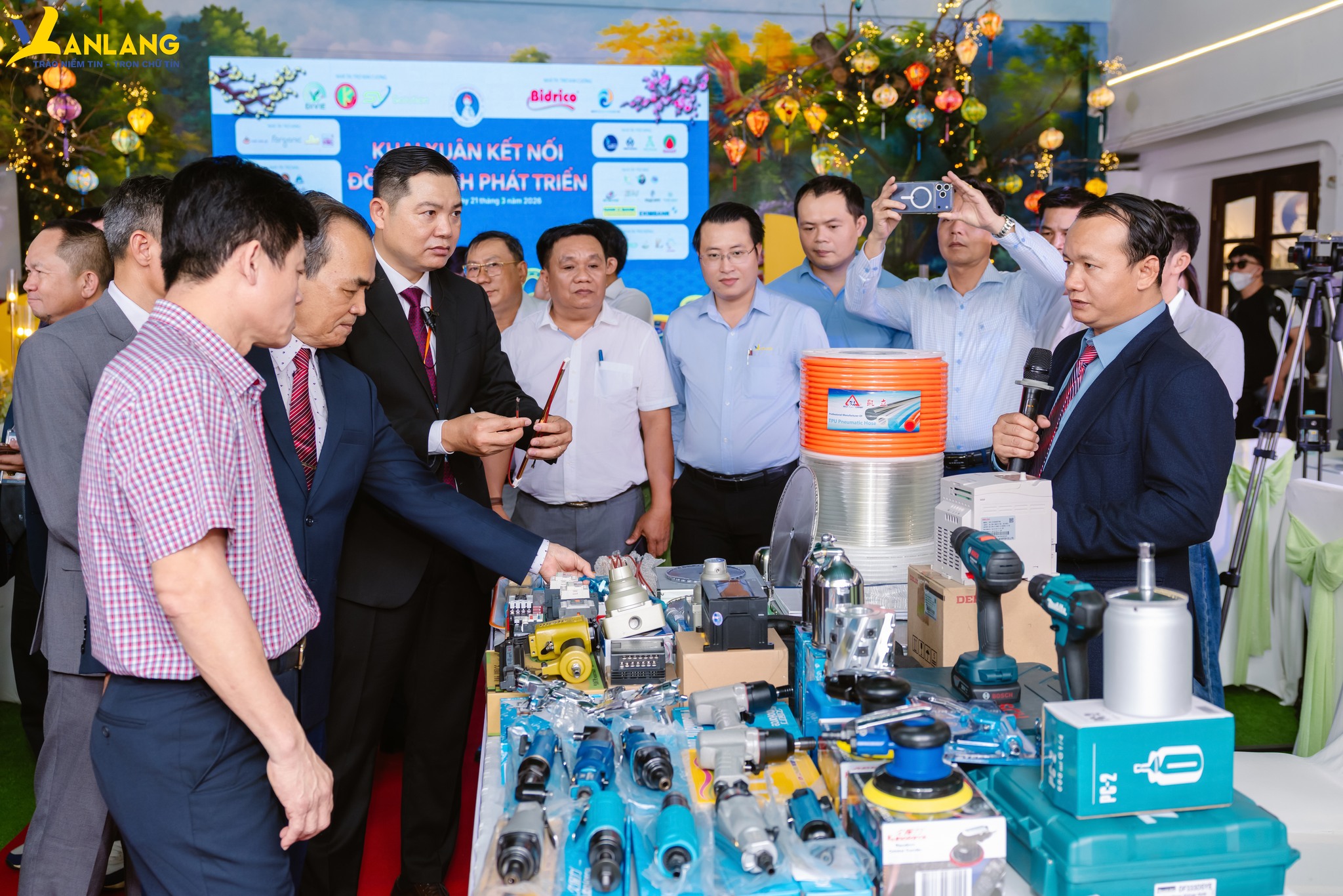 In the coming time, Van Lang will continue to participate in trade events and expand cooperative relationships with businesses across all industries.
