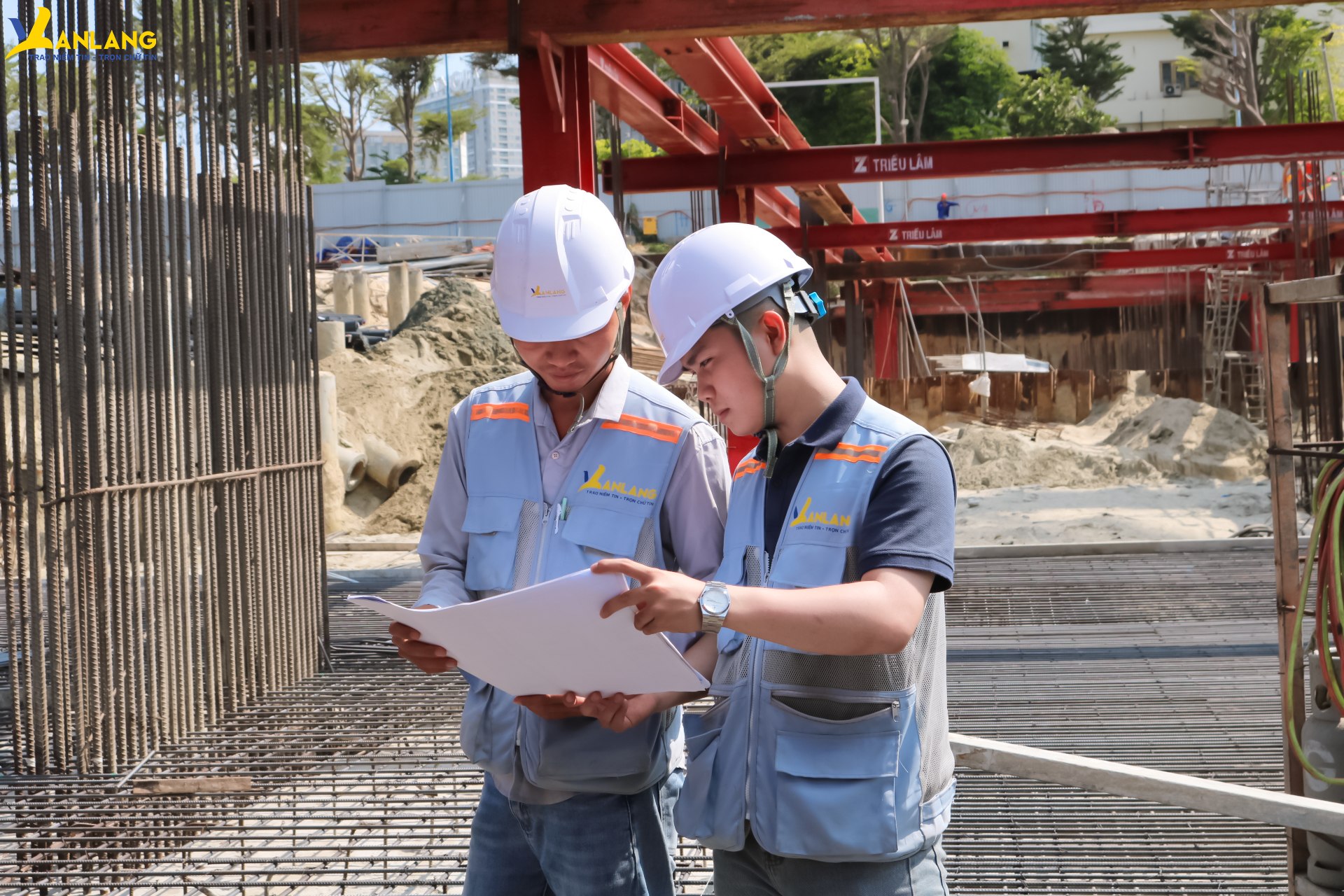 The concrete pouring was carefully prepared by the Site Management Board, from site organization and material control to personnel and equipment planning.