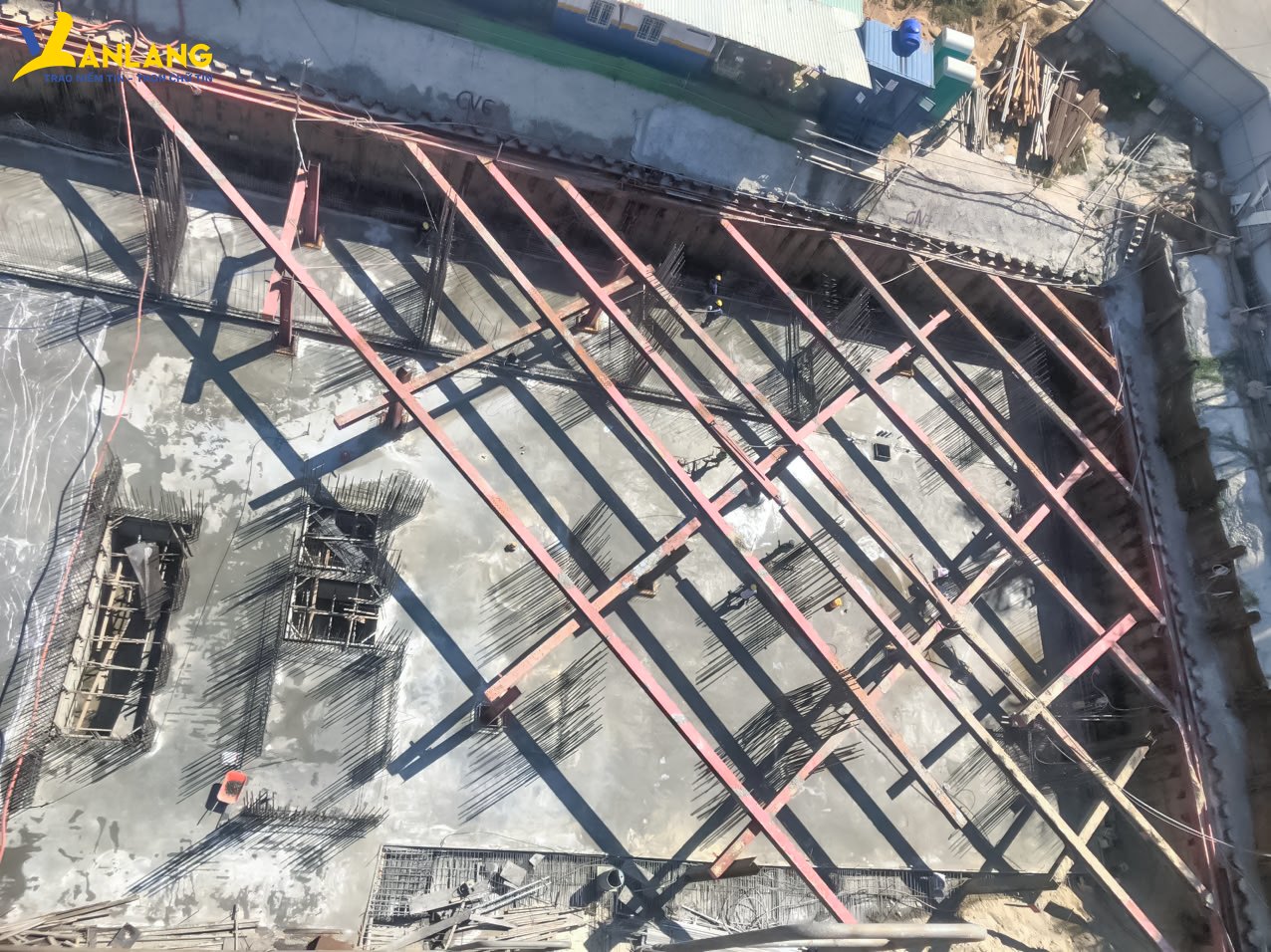 After many hours of continuous construction, the Site Management Board successfully completed the 750m³ concrete pour for the B2 basement slab in Zone 3.