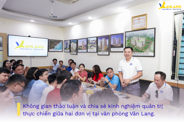 Không gian thảo luận và chia sẻ kinh nghiệm quản trị thực chiến giữa hai đơn vị tại văn phòng Văn Lang.