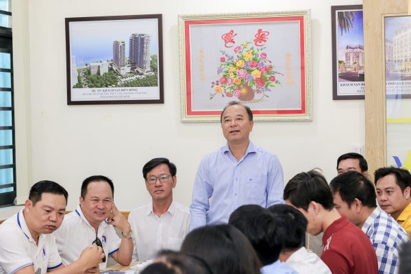 Mr. Doan Quang Cuong – General Director of Van Lang Co., Ltd. delivers a welcoming speech and shares the enterprise's development orientation at the meeting