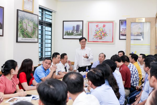 Mr. Ho Xuan Dung – Standing Vice Chairman of the Quang Tri Businessmen Club speaks during the visit and partnership exchange at Van Lang Co., Ltd.’s office