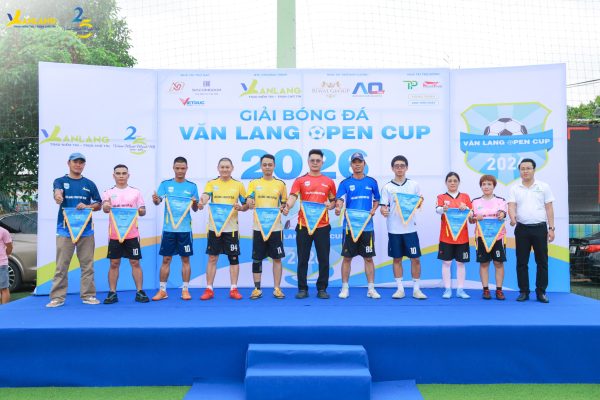 Hình ảnh lưu niệm thể hiện tinh thần gắn kết, đoàn kết giữa các đội bóng tham dự giải đấu năm nay.