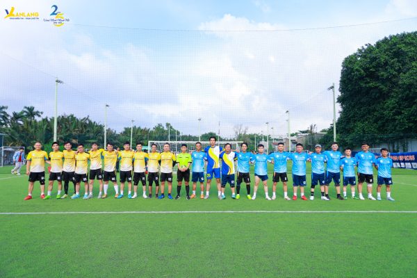 Các cầu thủ hai đội hoàn tất công tác chuẩn bị, sẵn sàng bước vào màn tranh tài kịch tính tại Bảng Nam