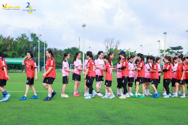Đội hình thi đấu của Đội nữ Văn Lang rạng rỡ và tự tin trước giờ bóng lăn.