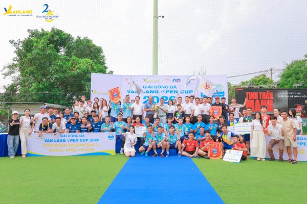 Tập thể Ban Tổ chức, các đội bóng và khách mời chụp ảnh lưu niệm