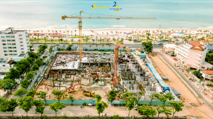 Nhịp độ làm việc khẩn trương, tập trung cao độ của đội ngũ kỹ sư và công nhân Văn Lang ngay từ sáng sớm.