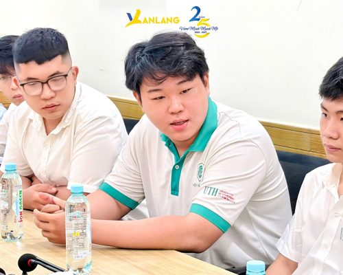Bạn đại diện sinh viên UTH tự tin bày tỏ quyết tâm và đặt câu hỏi giao lưu cùng Ban lãnh đạo Tổng thầu Văn Lang về cơ hội phát triển nghề nghiệp.