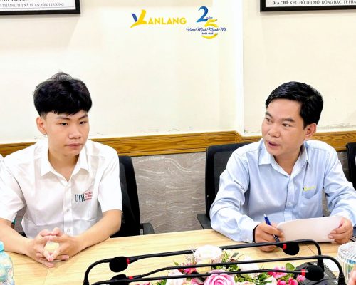 Anh Trần Văn Quyết – Trưởng phòng Tổng hợp phát biểu chào mừng và truyền lửa cho các "cộng sự trẻ" trong ngày đầu gia nhập đại gia đình Văn Lang.