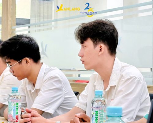 Ánh mắt chăm chú và tinh thần nghiêm túc của các bạn sinh viên UTH khi tiếp thu những bài học kinh nghiệm đầu tiên từ Ban lãnh đạo Tổng thầu Văn Lang.