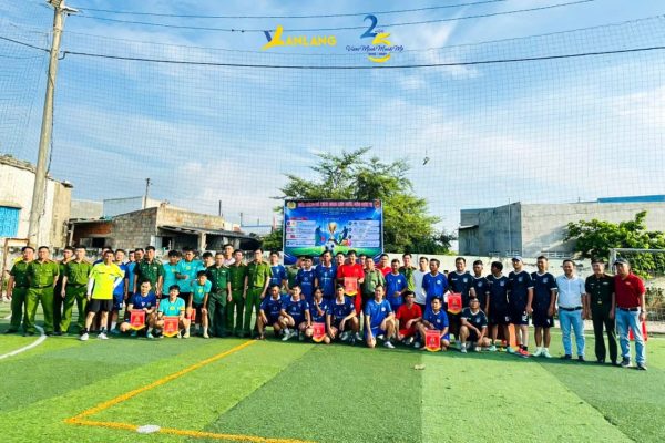 Đội bóng Văn Lang chụp ảnh lưu niệm cùng Công an xã Cà Ná và các đơn vị tham gia giải đấu