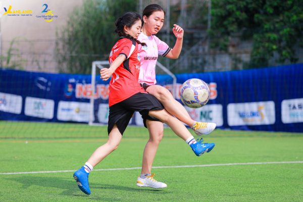 Trận đấu diễn ra sôi nổi ngay từ những phút đầu tiên với những pha dâng cao tấn công tốc độ của các nữ cầu thủ.