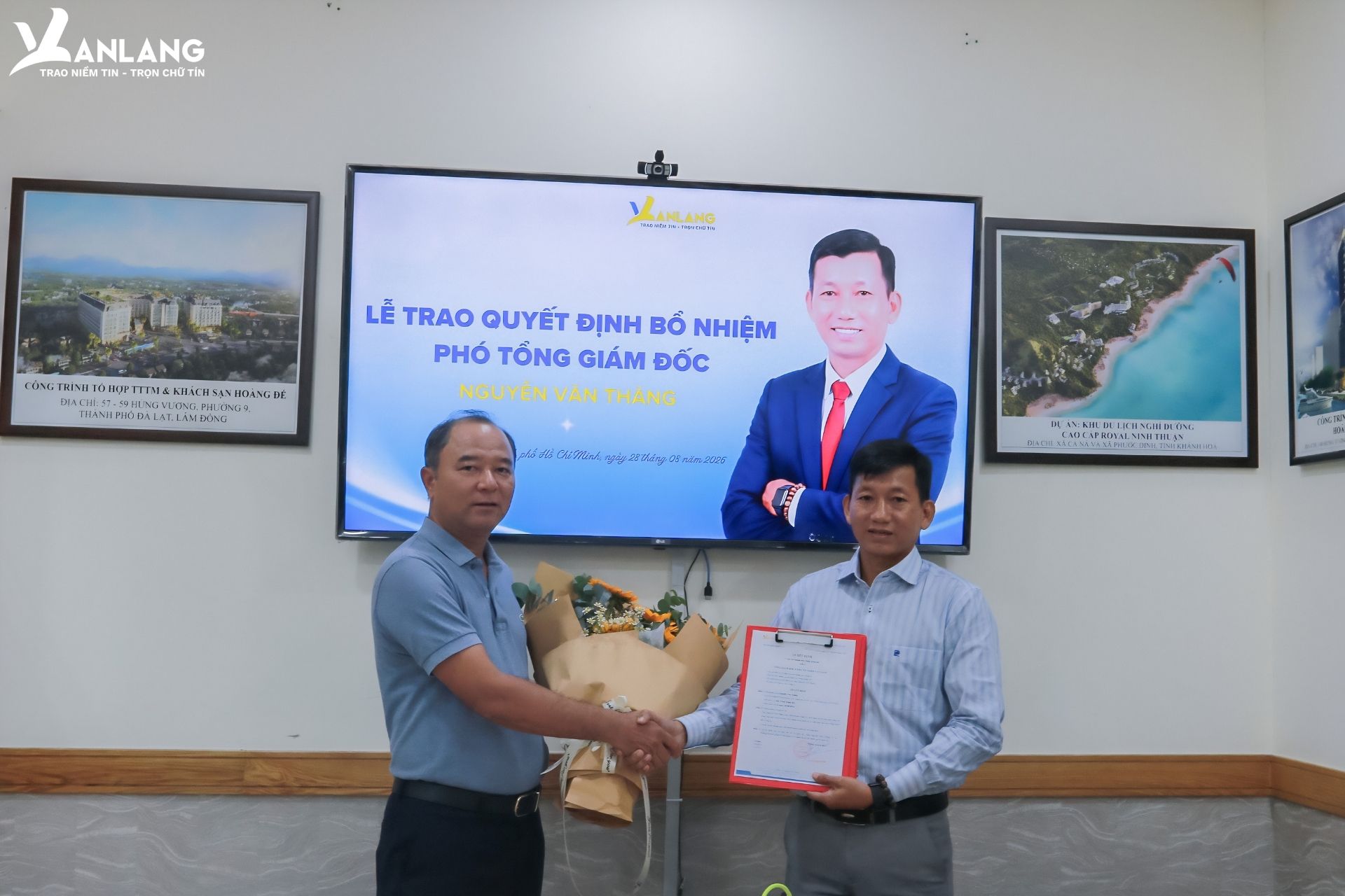 Hình ảnh trao hoa chúc mừng và quyết định bổ nhiệm tại buổi lễ.