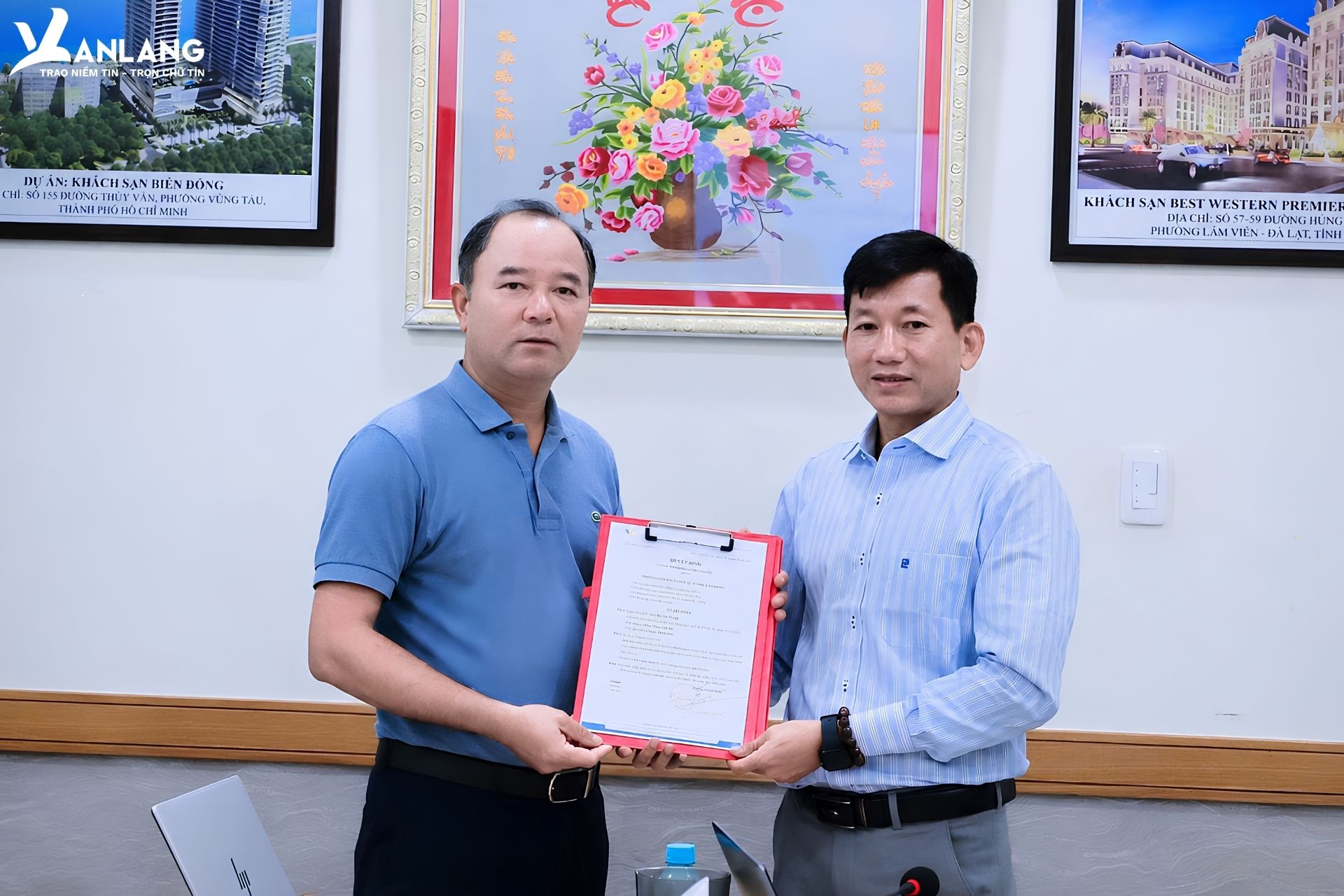 TGĐ Đoàn Quang Cương trao quyết định bổ nhiệm Phó Tổng Giám đốc tới ông Nguyễn Văn Thăng.